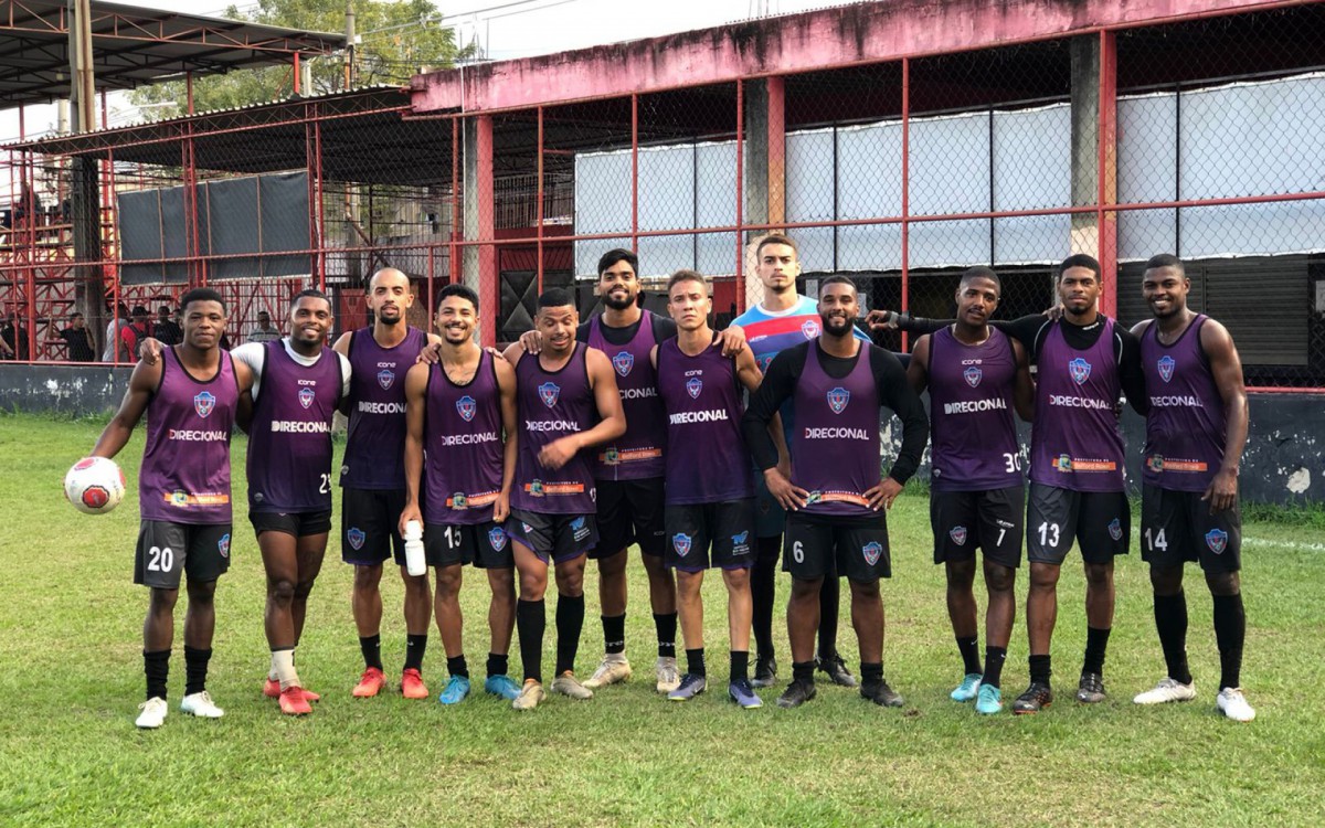 Jogadores do SE Belford Roxo ap&oacute;s o jogo-treino contra o Futuro Bem Pr&oacute;ximo