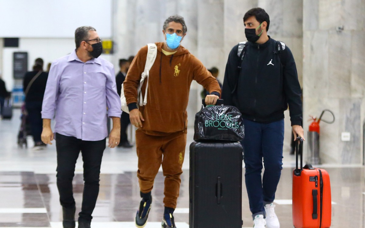 Marcos Mion desembarca no aeroporto Santos Dumont, no Rio, na noite desta ter&ccedil;a-feira