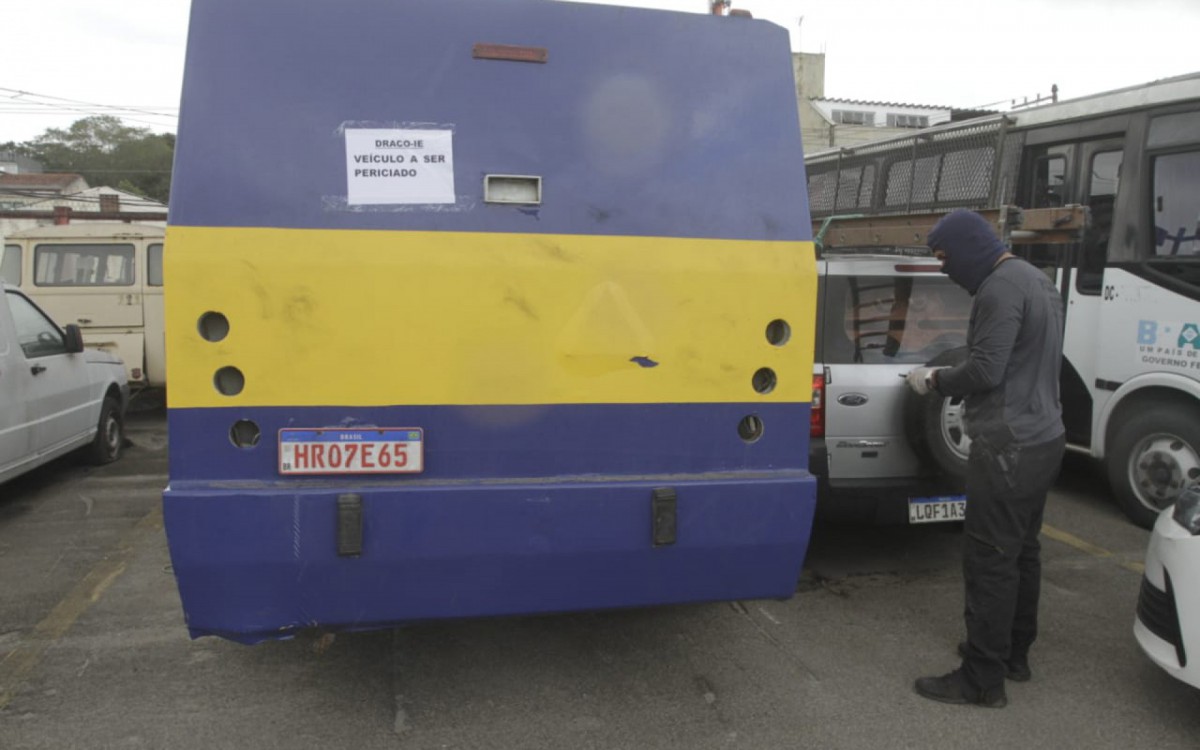 O caveirão passou por perícia para identificação do proprietário e da origem do veículo - Marcos Porto/Agência O DIA