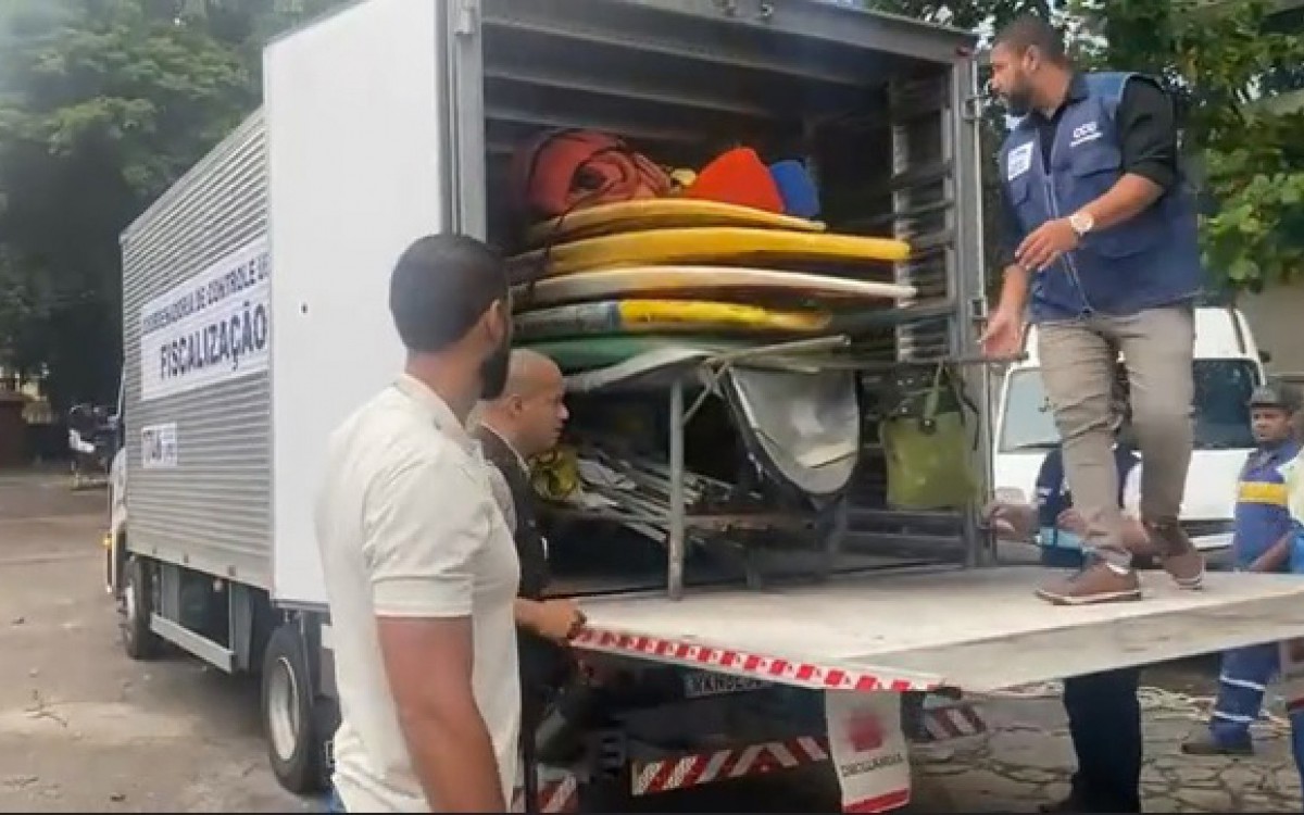Cinco pranchas de surfe e quarenta itens marítimos de atividade esportiva foram apreendidos na operação. - Divulgação