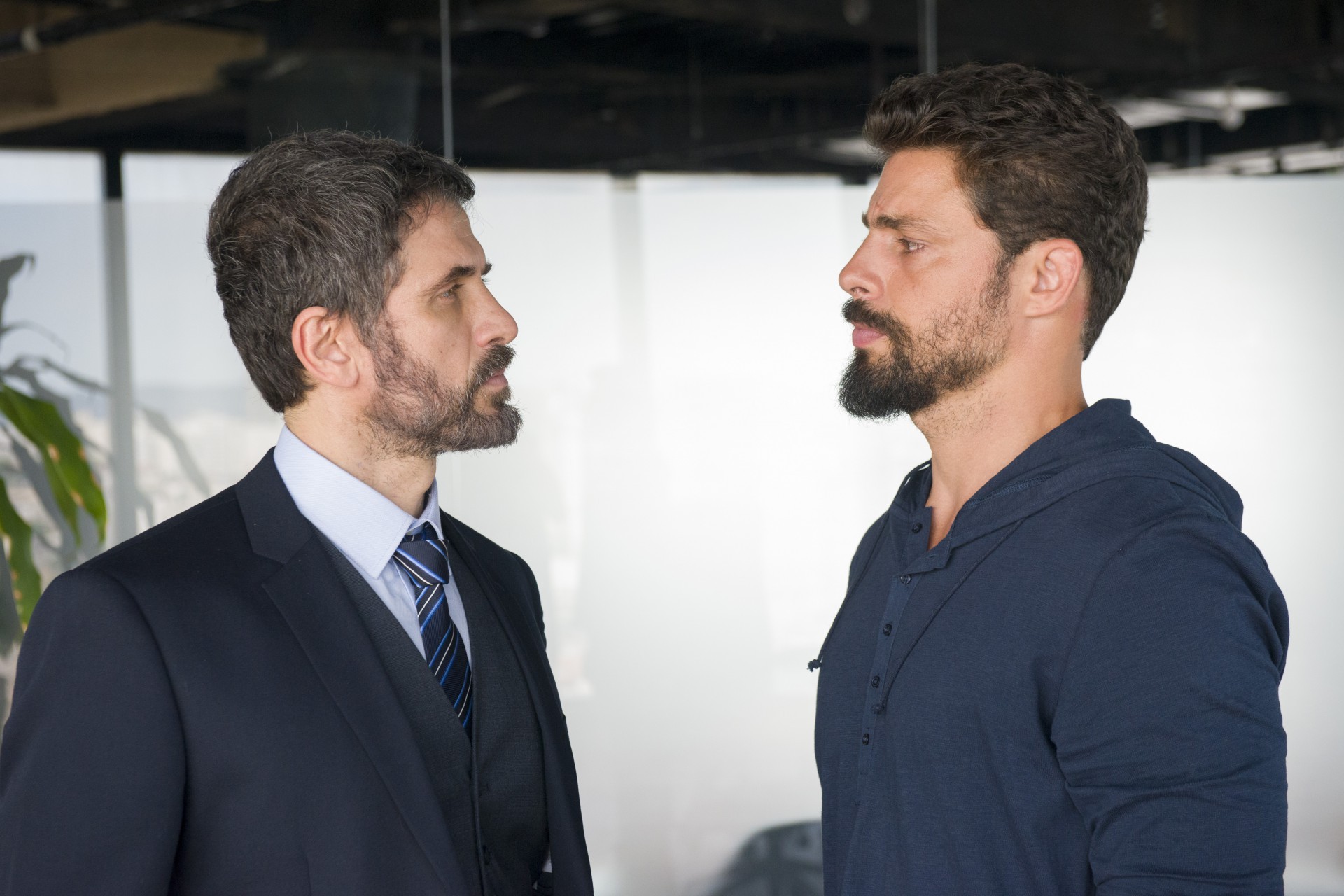 Diogo (Eriberto Leão) vê Dante (Cauã Reymond) como uma pedra em seu sapato na segunda temporada de 'Ilha de Ferro' - Globo/César Alves