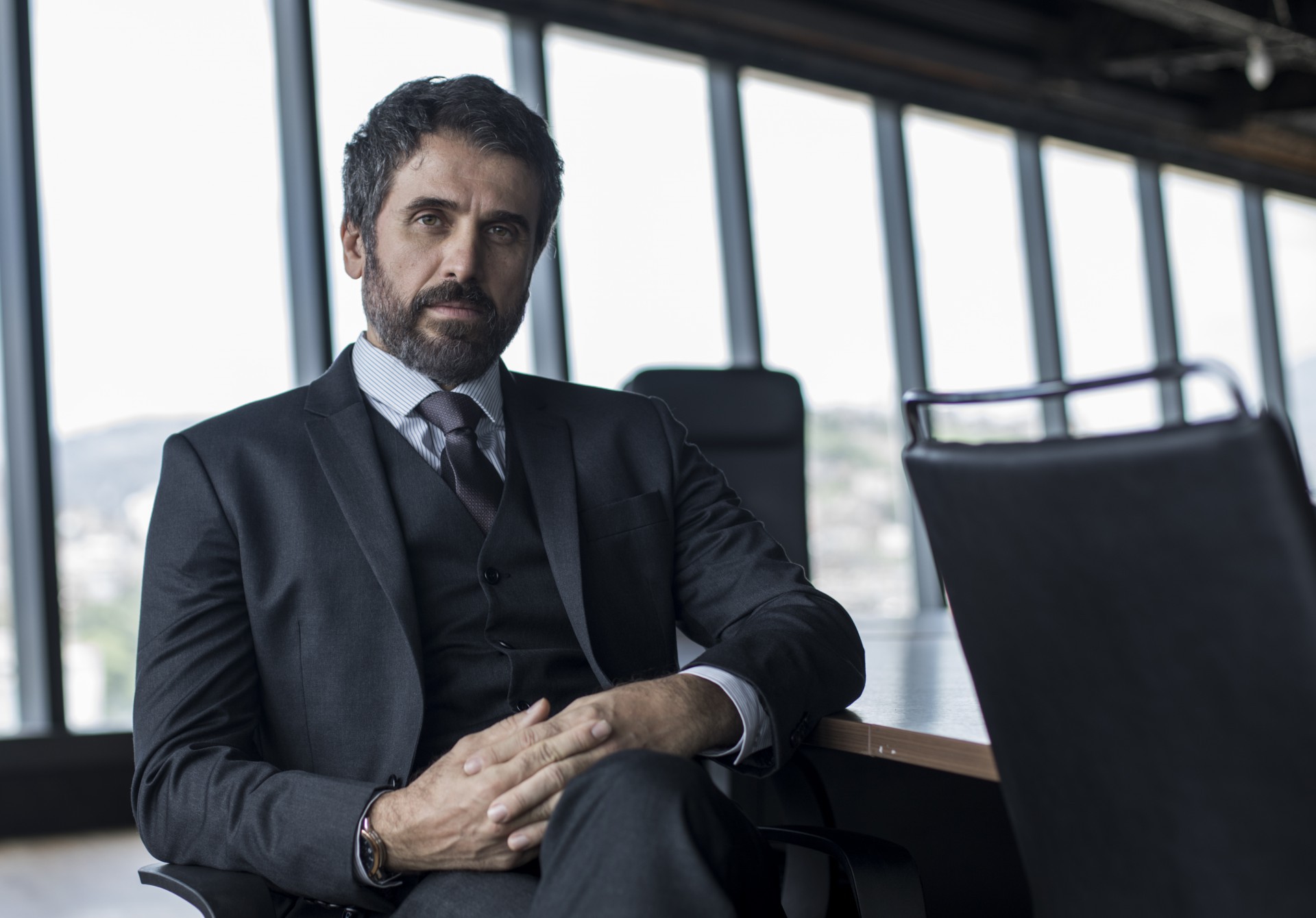 Eriberto Leão estreia na segunda temporada de 'Ilha de Ferro' como o personagem Diogo - Victor Pollak / TV Globo