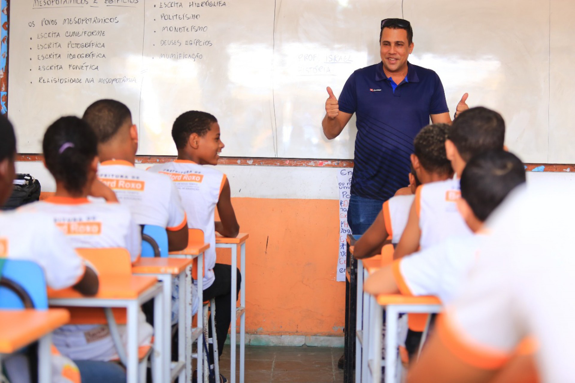 Na sala de aula, Israel Silva não só dá a aula, mas faz questão de incentivar os alunos a estudar - Rafael Barreto / PMBR