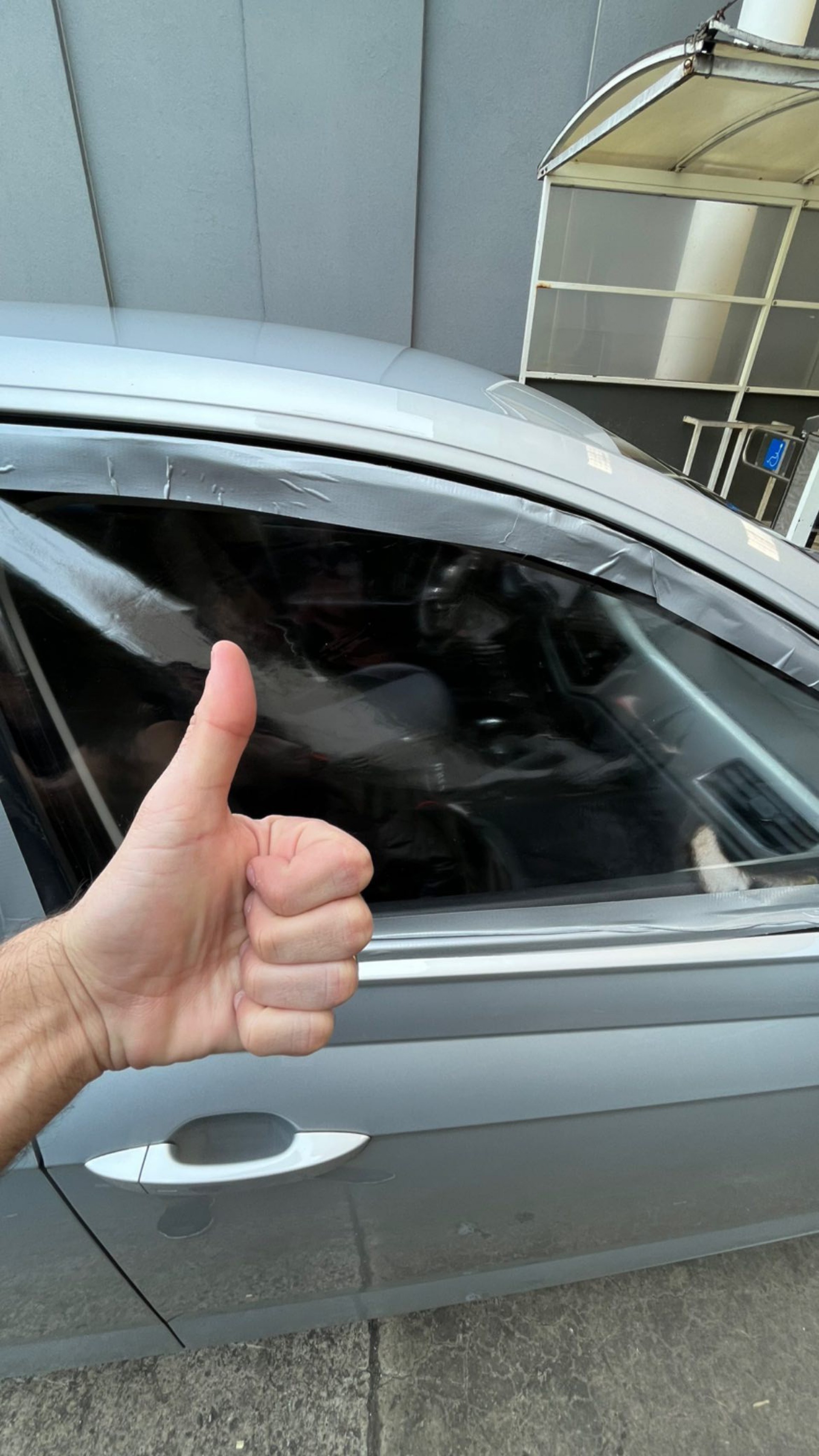 Caio Maciel recebeu a ajuda dos técnicos da Globo para substituir o vidro quebrado por uma tela protetora - Reprodução/Instagram