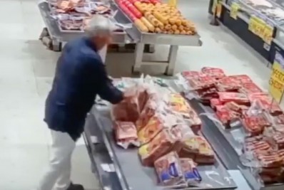 Câmeras flagram homem roubando 120 kg de carne em supermercado