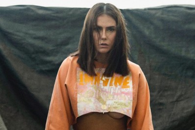 Deborah Seccco posta fotos com look underboob e choca fãs com boa forma