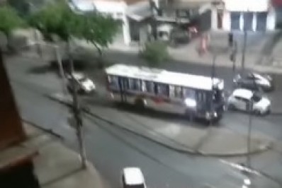 Roubo termina em perseguição e tiroteio na Avenida Dom Helder Câmara, em Cascadura