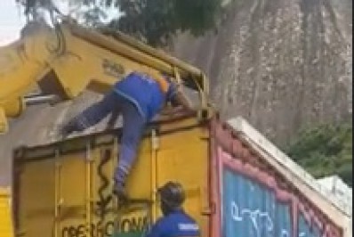 Prefeitura remove contêiner de transporte marítimo em praça na Urca, na Zona Sul