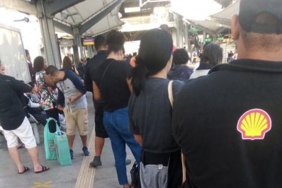 Sem ônibus por causa da greve dos rodoviários em Caxias e Magé, passageiros enfrentam transtornos na volta para casa