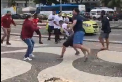 Vídeo: Torcedores de Fluminense e Corinthians brigam antes do duelo da Copa do Brasil