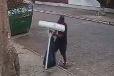 Câmera de segurança flagra homem furtando lixeira em rua de Cabo Frio