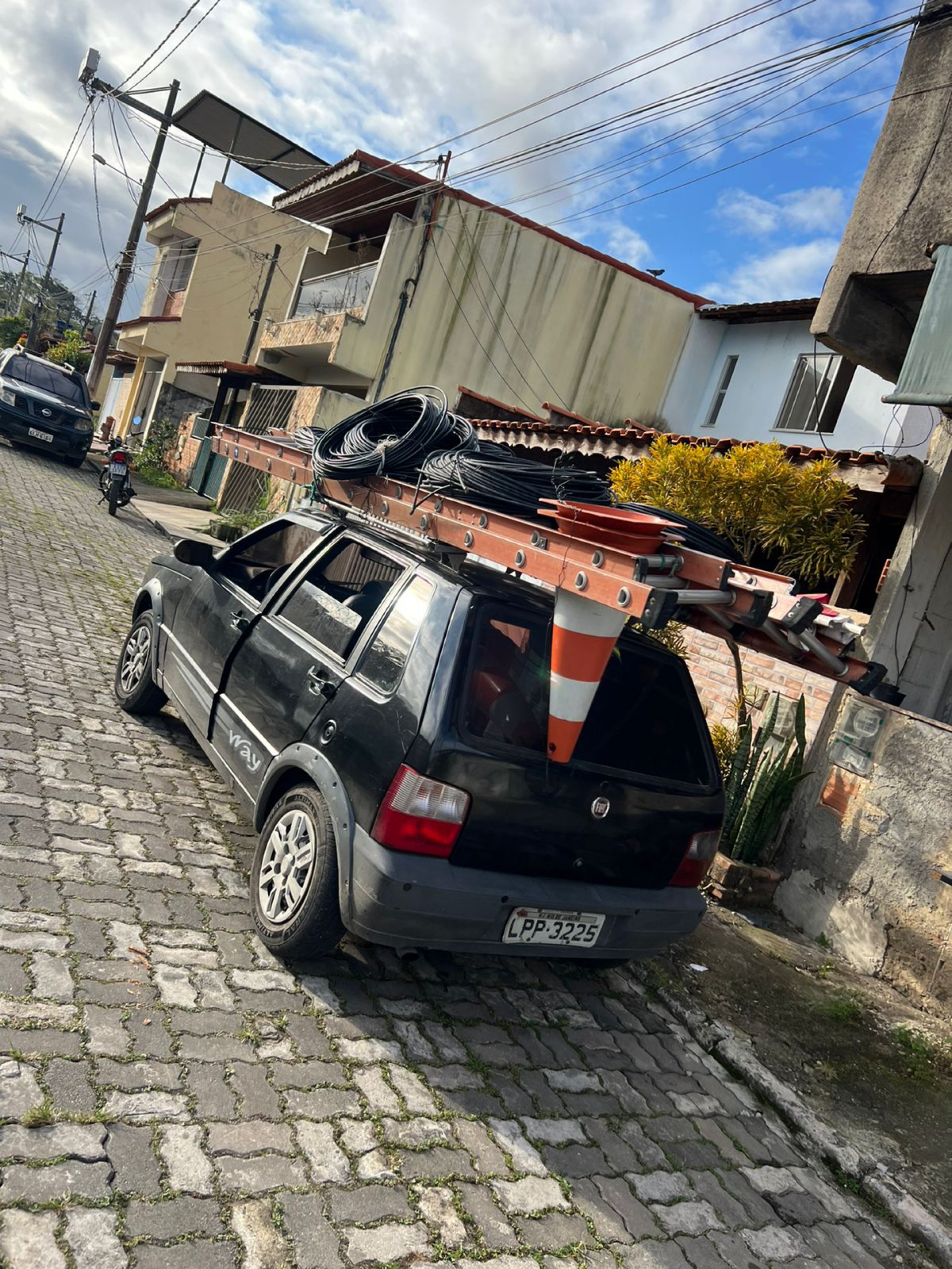 Um ve&iacute;culo tinha escadas, cone e rolos de fia&ccedil;&atilde;o - Twitter / Pmerj