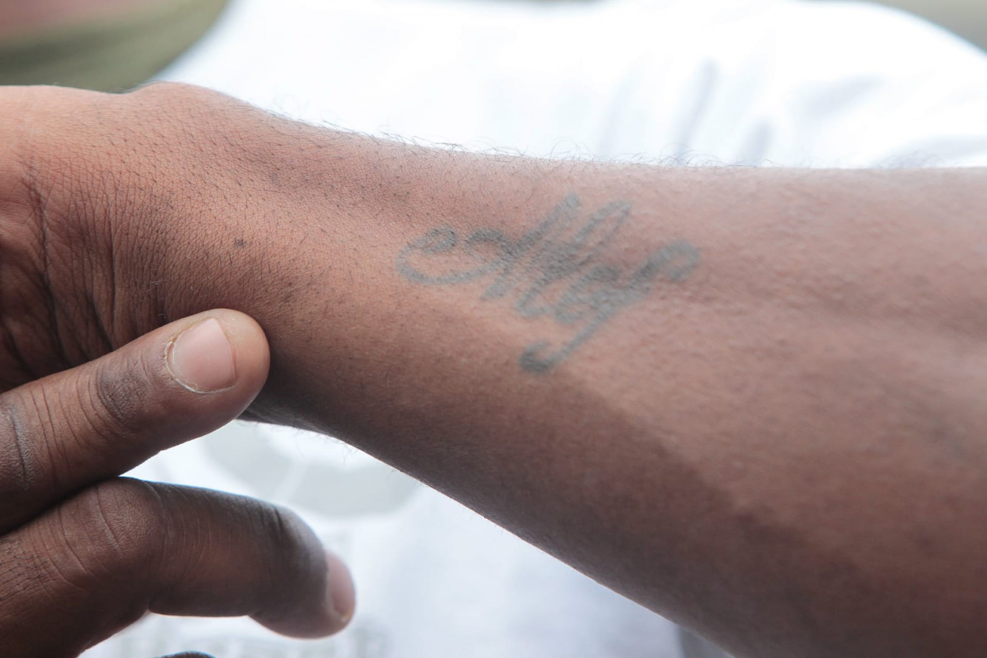 Pai de Jhonatan tem nome do filho tatuado no antebraço - Reginaldo Pimenta/Agência O Dia