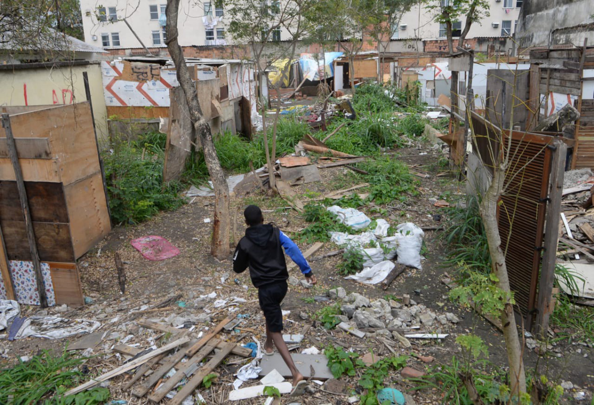 Antigo morador caminha em meio aos escombros da desocupação - Sandro Vox / Agência O Dia
