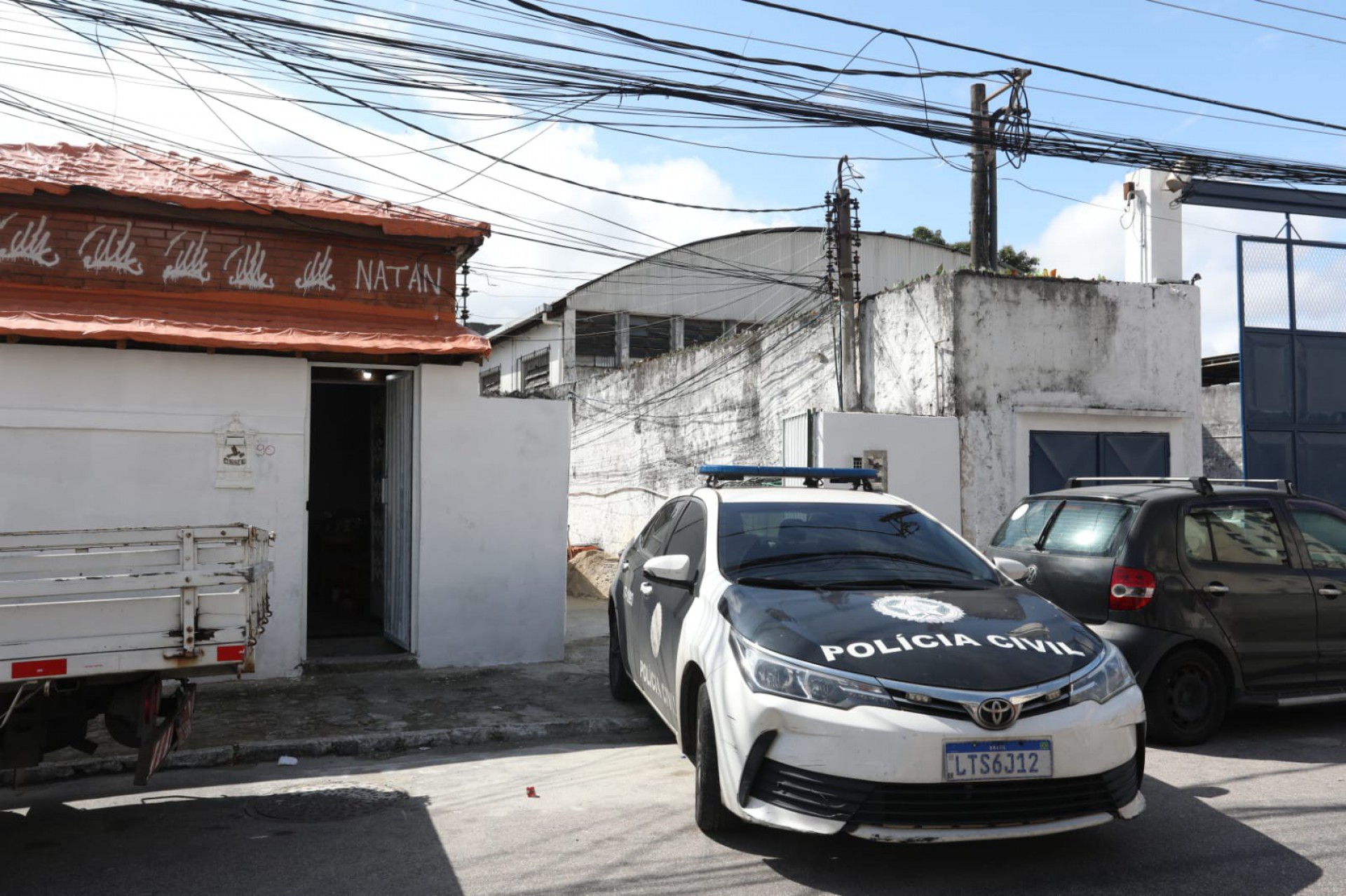 Polícias receberam uma denúncia e foram até a residência em Piedade - Pedro Ivo / Agência O Dia