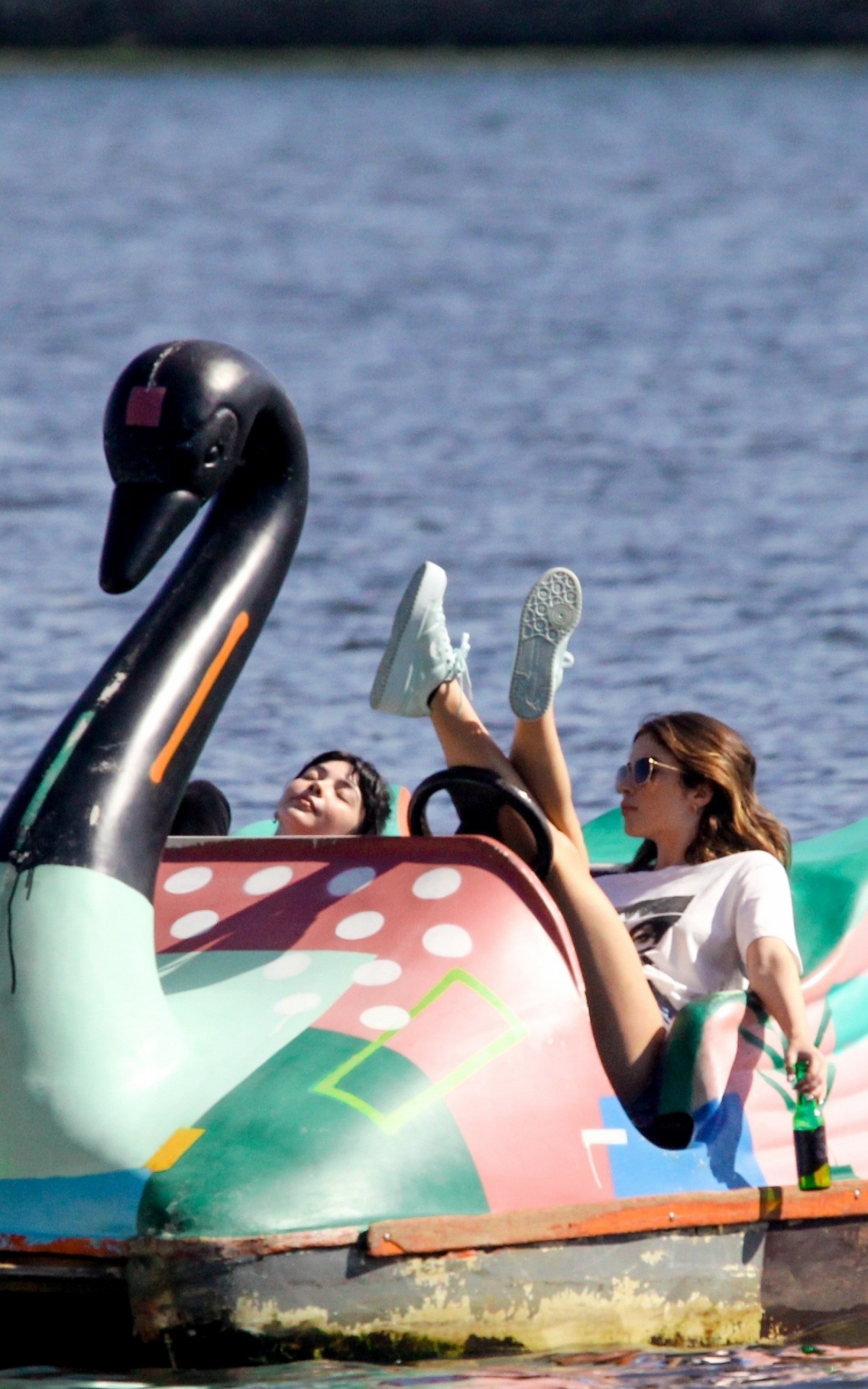 Jade Picon andou de pedalinho enquanto gravava suas cenas para a novela 'Travessia'