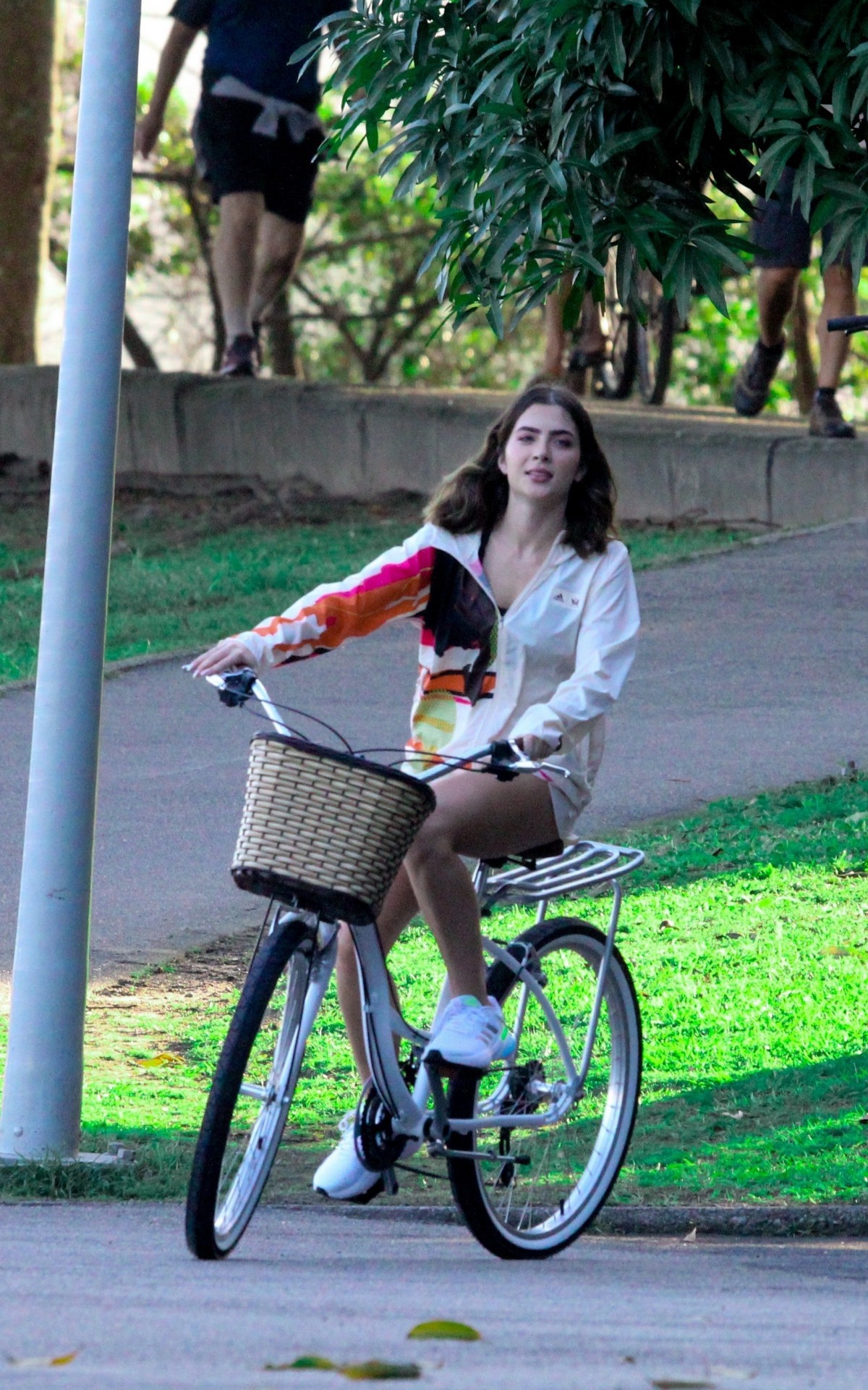 Jade Picon foi vista pedalando de bicicleta durante as grava&ccedil;&otilde;es de 'Travessia', no Rio