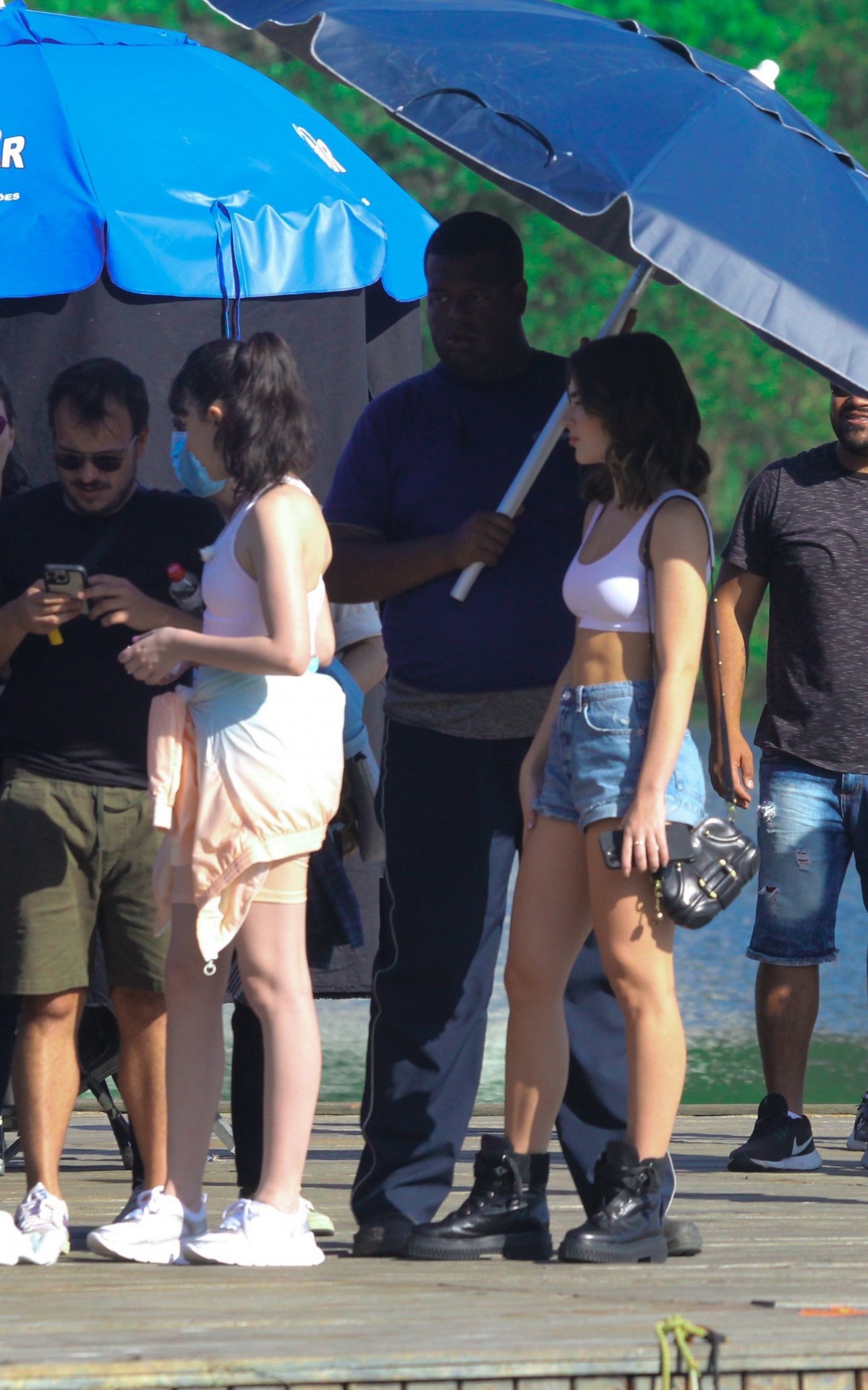 Jade Picon exibiu a barriga sarada nas grava&ccedil;&otilde;es de 'Travessia', nesta quinta-feira