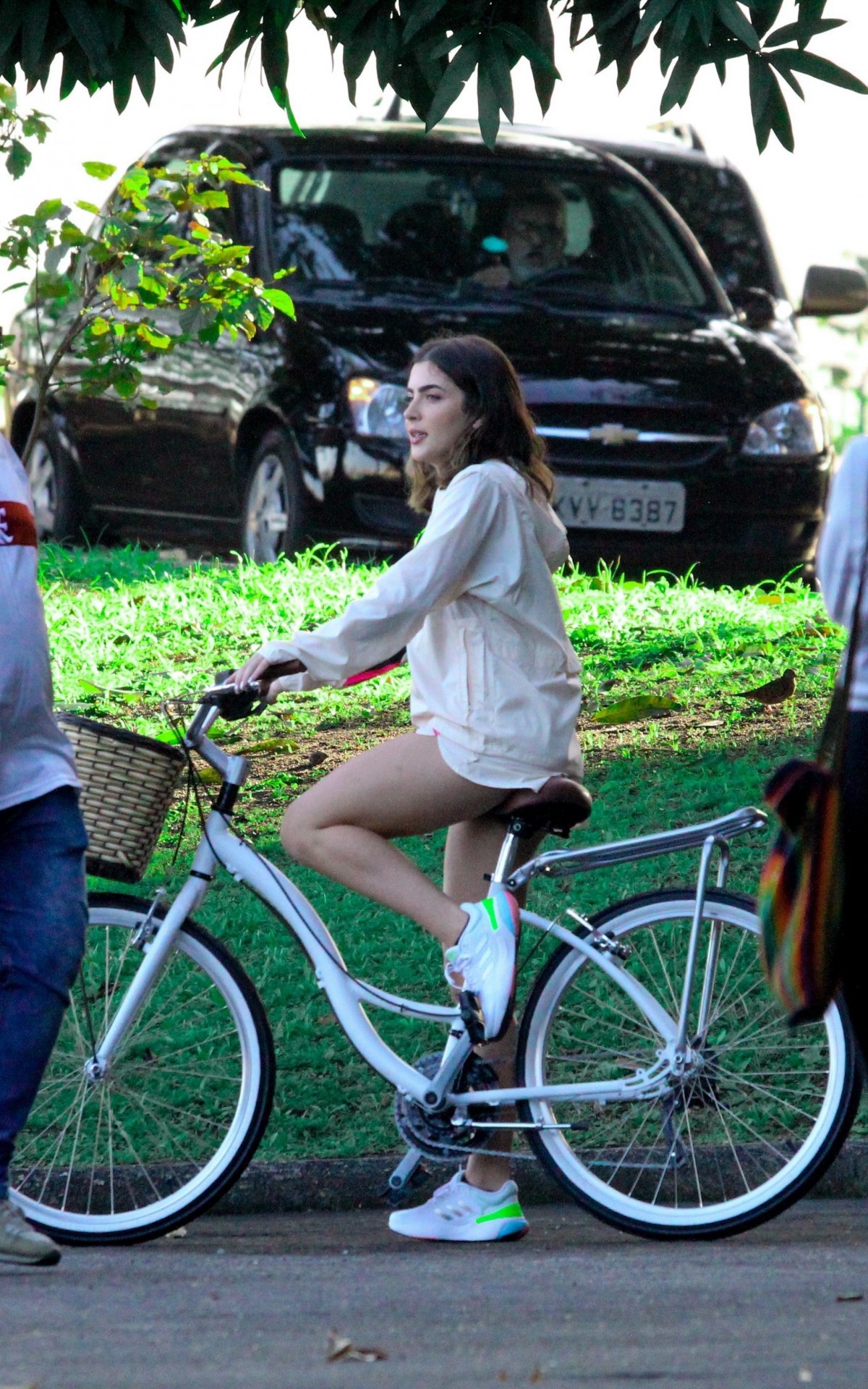 Jade Picon foi vista pedalando de bicicleta durante as grava&ccedil;&otilde;es de 'Travessia', no Rio