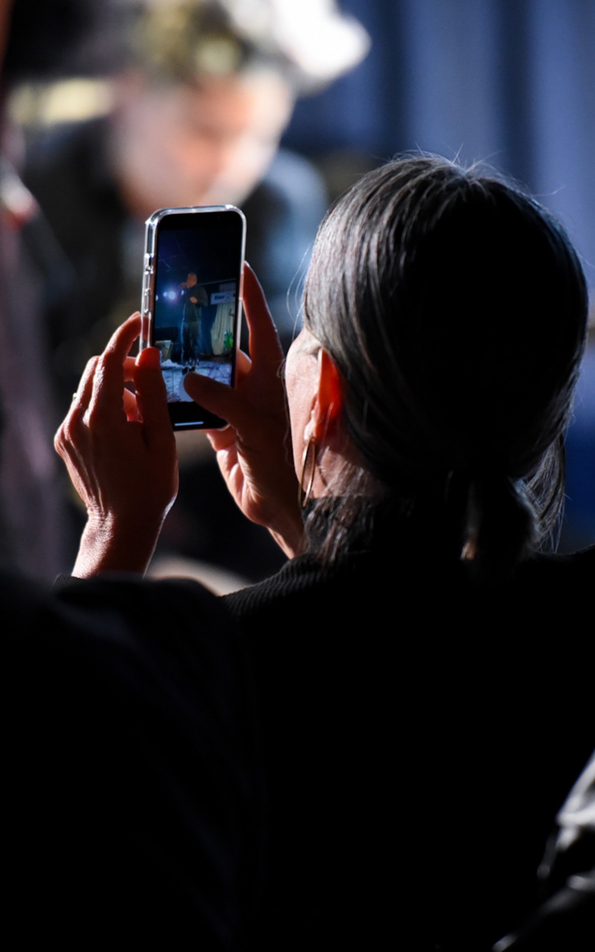 Gloria Pires registra alguns momentos do show