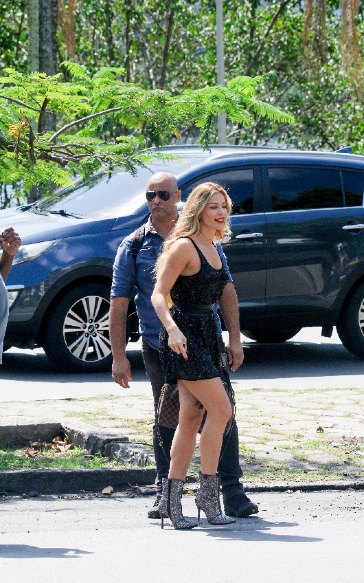 Grazi Massafera &eacute; clicada em dia de grava&ccedil;&atilde;o na Zona Sul do Rio