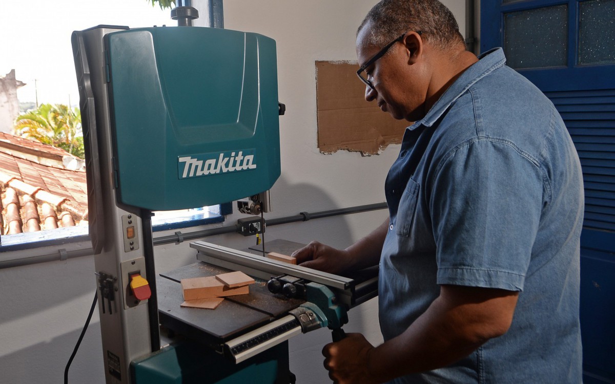 Especial - Bombeiro luthier Davi Lopes, que trabalhou no inc&ecirc;ndio do Museu Nacional e transformou madeiras do museu em instrumentos musicais. 
