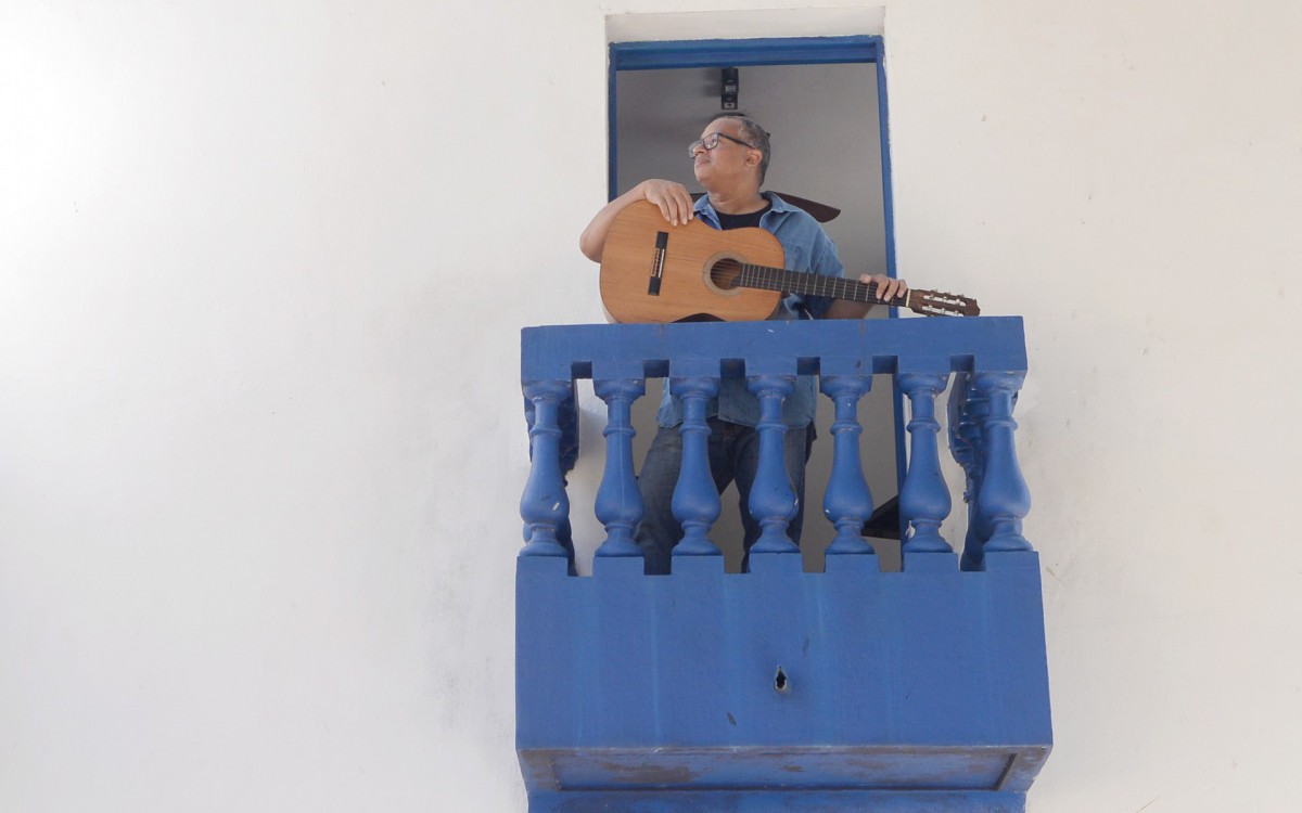 Especial - Bombeiro luthier Davi Lopes, que trabalhou no inc&ecirc;ndio do Museu Nacional e transformou madeiras do museu em instrumentos musicais. 