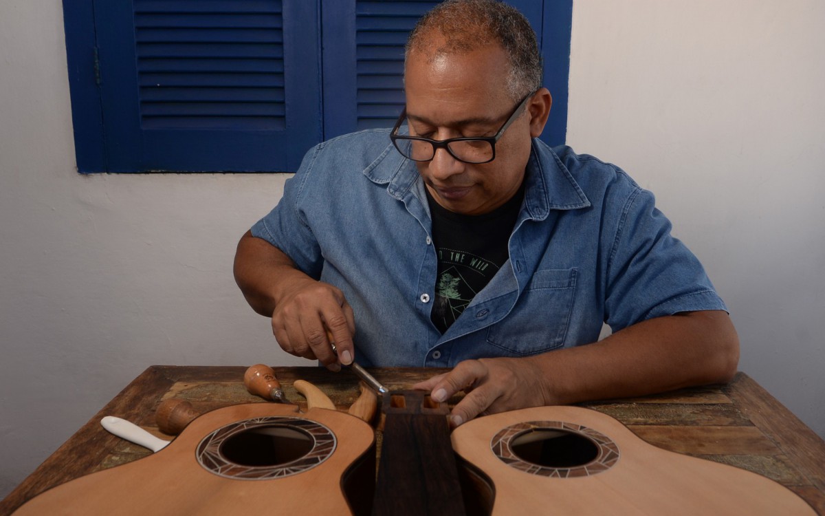 Especial - Bombeiro luthier Davi Lopes, que trabalhou no inc&ecirc;ndio do Museu Nacional e transformou madeiras do museu em instrumentos musicais. 