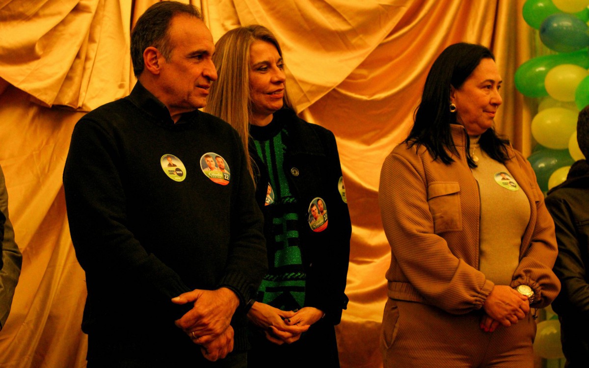 O Deputado Hugo Leal acompanhado da esposa Louise e da vereadora de Teres&oacute;polis Erika Marra