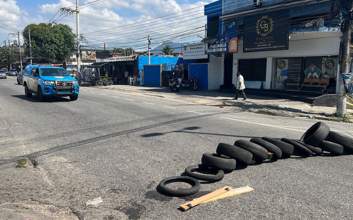 Moradores empilharam pneus em ruas de acesso à comunidades que integram o complexo de favelas