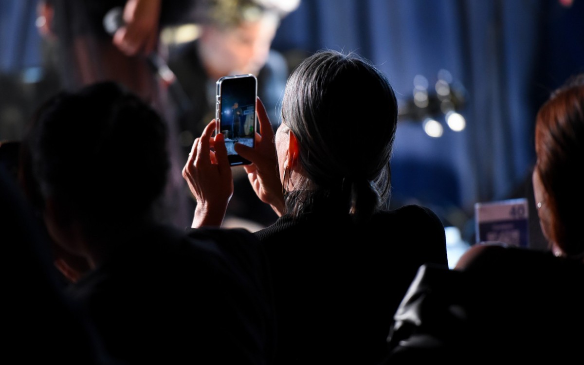 Gloria Pires registra alguns momentos do show