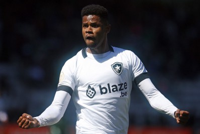 Júnior Santos projeta clássico do Botafogo com o Flamengo: 'Grupo todo está muito focado'