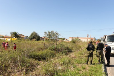 Prefeitura remove estacas que cercavam ilegalmente área pública em Itaipuaçu