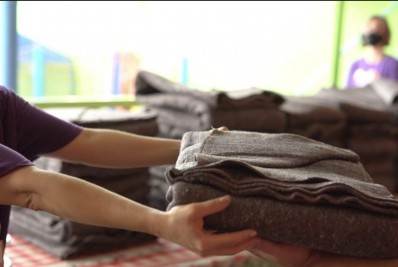 Uniformes velhos transformados em cobertores
