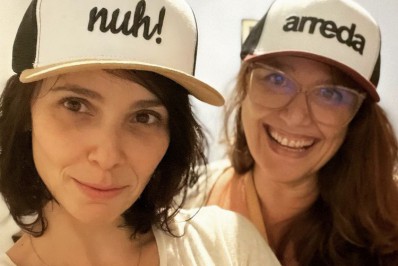 Débora Falabella celebra aniversário da irmã com cliques raros: 'Viva ela!'