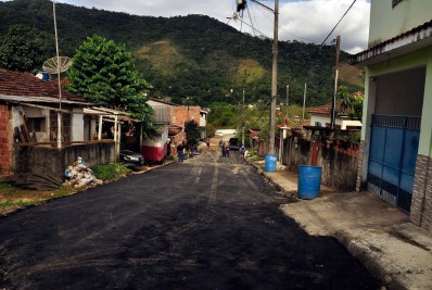 Santo Aleixo ganha asfalto e novo ponto de ônibus