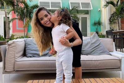 Carol Dias, esposa de Kaká, admite comprar roupas para a filha em lojas populares