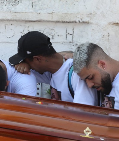 Familiares e amigos de Adriel Bastos, 24 anos, no enterro do jovem no Cemitério Municipal de Nova Iguaçu, na Baixada Fluminense - Pedro Ivo/ Agência O Dia