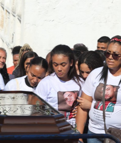 Familiares e amigos de Adriel Bastos, 24 anos, no enterro do jovem no Cemitério Municipal de Nova Iguaçu, na Baixada Fluminense - Pedro Ivo/ Agência O Dia