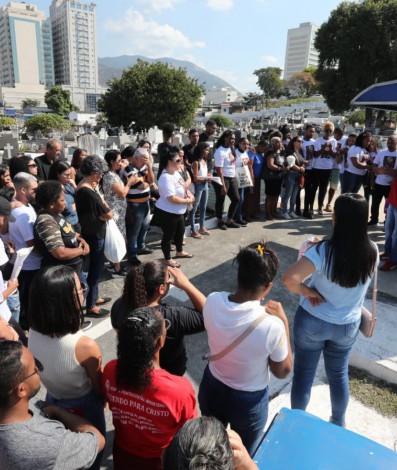 Familiares e amigos de Adriel Bastos, 24 anos, no enterro do jovem no Cemitério Municipal de Nova Iguaçu, na Baixada Fluminense - Pedro Ivo/ Agência O Dia