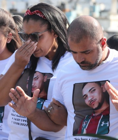 Andr&eacute;a Andrade, de 48 anos, m&atilde;e de Adriel Bastos, 24 anos, estava bastante abalada durante o enterro - Pedro Ivo/ Ag&ecirc;ncia O Dia