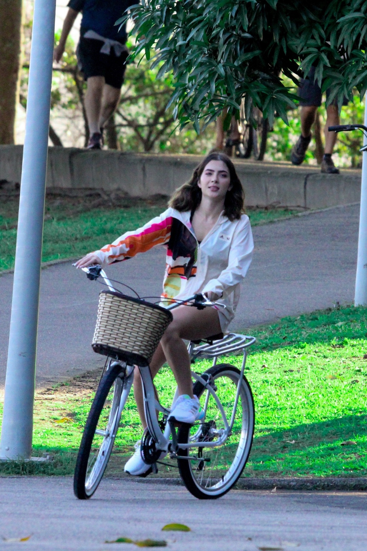 Jade Picon foi vista pedalando de bicicleta durante as gravações de 'Travessia', no Rio - JC Pereira / Ag. News