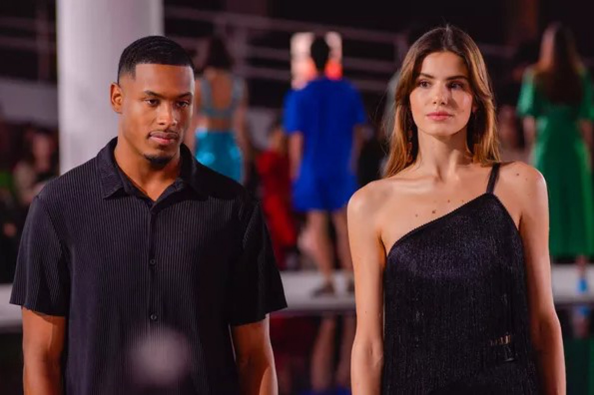 Paulo André e Camila Queiroz dividem passarela - Bruno Ulivieri/Agnews