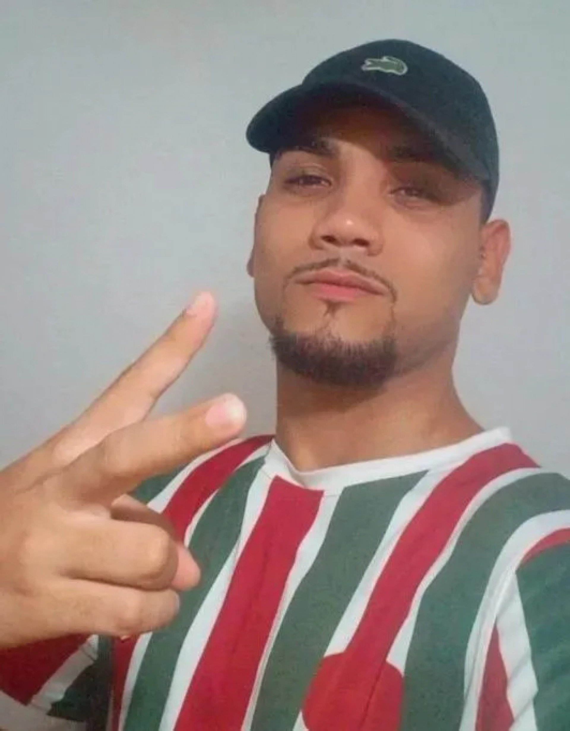 Corpo de Adriel Andrade Bastos, de 24 anos, foi enterrado no Cemitério Municipal de Nova Iguaçu - Reprodução/ Redes sociais