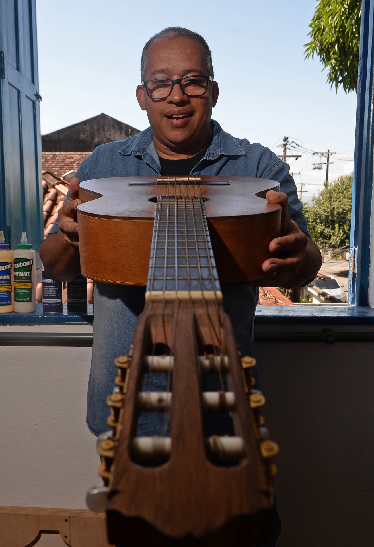 Especial - Bombeiro luthier Davi Lopes, que trabalhou no inc&ecirc;ndio do Museu Nacional e transformou madeiras do museu em instrumentos musicais. 