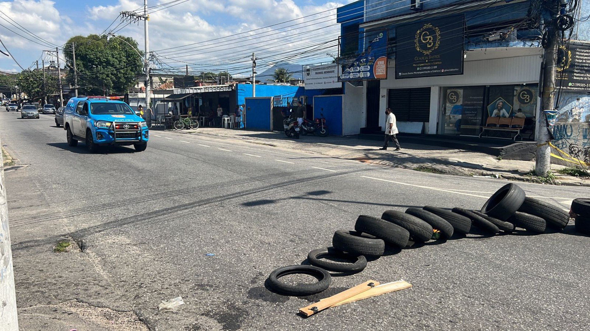 Moradores empilharam pneus em ruas de acesso à comunidades que integram o complexo de favelas - Reprodução Twitter