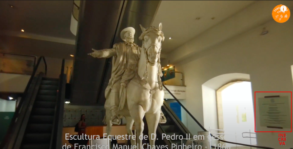 Captura de tela do minuto 1:50 do v&iacute;deo publicado no canal "Vamo nessa partiu", no Youtube. Nesta cena &eacute; poss&iacute;vel observar a escada rolante que tamb&eacute;m aparece no v&iacute;deo investigado pelo Comprova e a placa sem a tarja preta - Reprodu&ccedil;&atilde;o