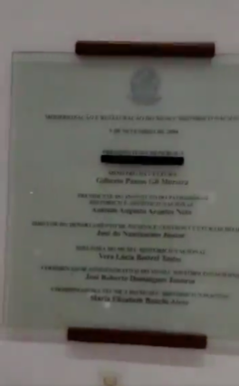 Capturas de tela dos segundos iniciais do v&iacute;deo investigado pelo Comprova que mostram as est&aacute;tuas, a escada rolante e, logo depois, a placa com a tarja preta no nome do ex-presidente Lula - Reprodu&ccedil;&atilde;o