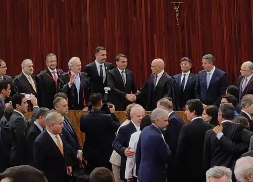 Foto tamb&eacute;m publicada por Mateus Vargas no Twitter no final da cerim&ocirc;nia no TSE.   - Reprodu&ccedil;&atilde;o