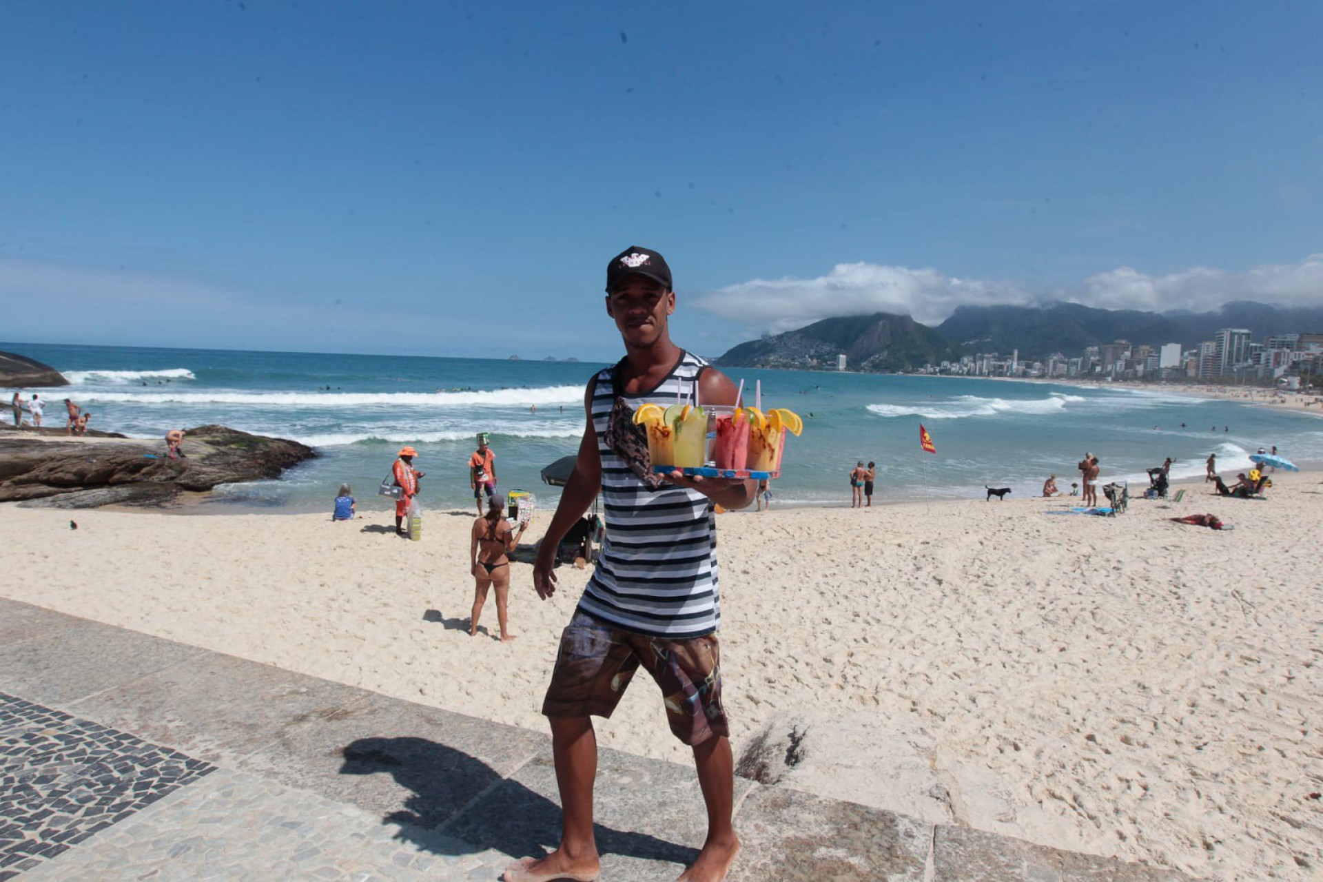 Cariocas e turistas aproveitaram as bebidas vendidas na Praia do Arpoador - Reginaldo Pimenta / Ag&ecirc;ncia O Dia
